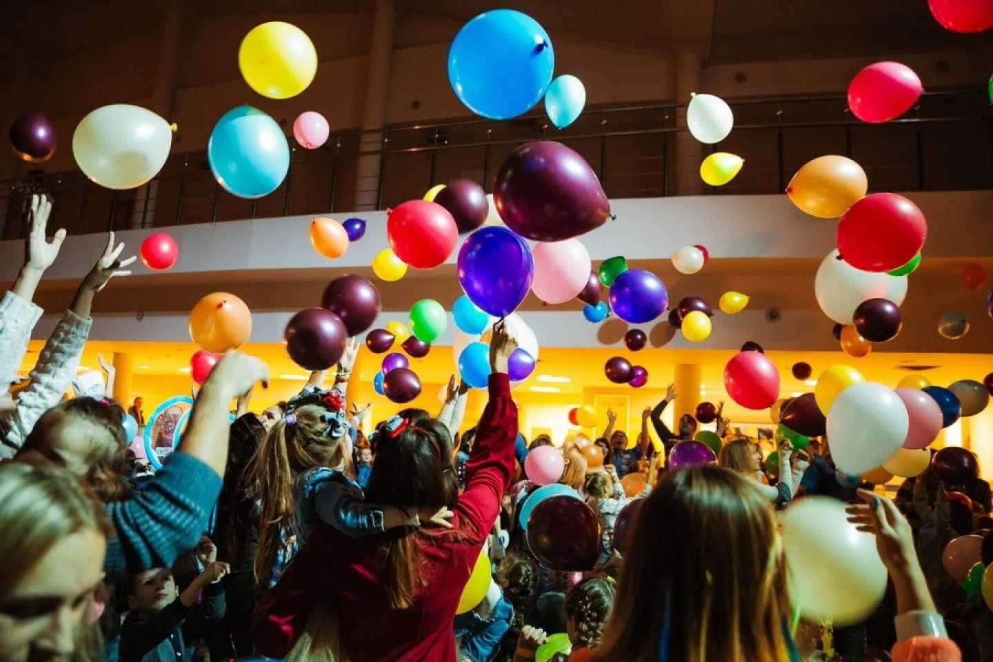 Программа для шаров. Дискотека с воздушными шарами. Шоу шаров на детский праздник. Шар шоу для детей на праздник. Дискотека с шарами.